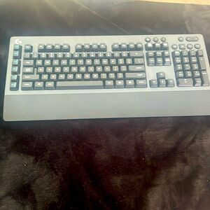 G613 wireless keyboard mint condition (ps4,ps5,Xbox one,xbox s,Xbox x,pc)